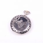 金属怀表，刻有狩猎图案。