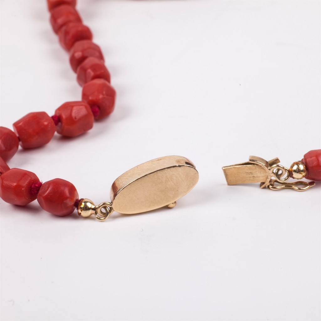 Antique Rose coral necklace with a 18K-0.750 gold lock