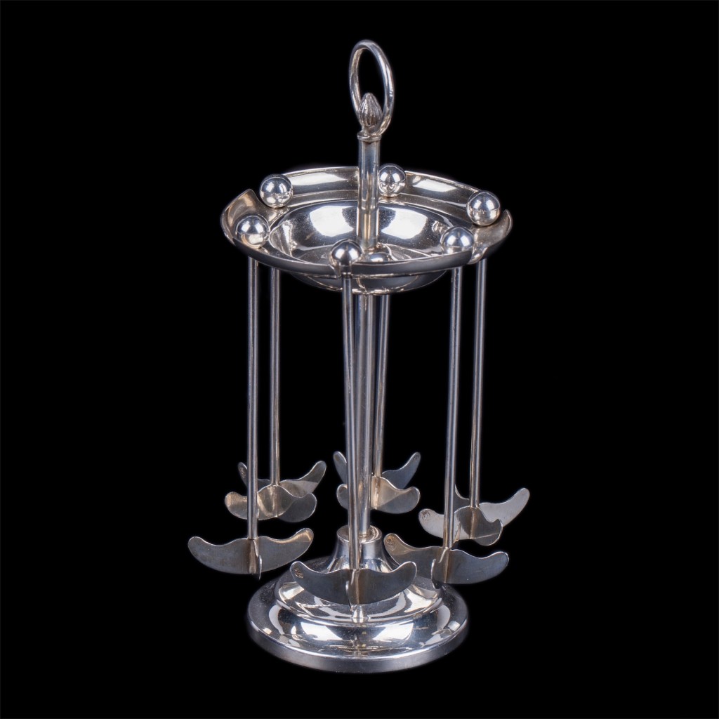 6-piece set of silver swizzle sticks on stand. 800 silver fineness mark. Total weight: 196 g. Height: 18 cm.