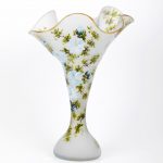 Antiikne elegantne matt klaasist lillemotiividega vaas - Image 3