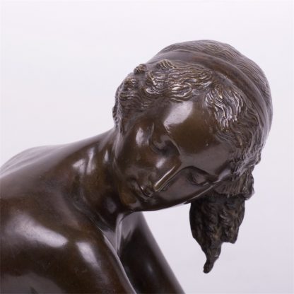 Bronze figure. “Femme nue aux colombes”.