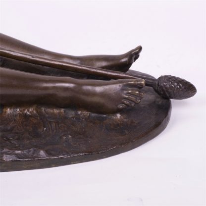 Bronze figure. “Femme nue aux colombes”.