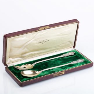 2-piece silver serving set for salad. 950 silver, maker’s mark of Henin & Cie. Paris, France, beginning of the 20th century. In original box. Box dimensions: 31.5 x 13.5 x 4 cm. Silver weight: 197 g.