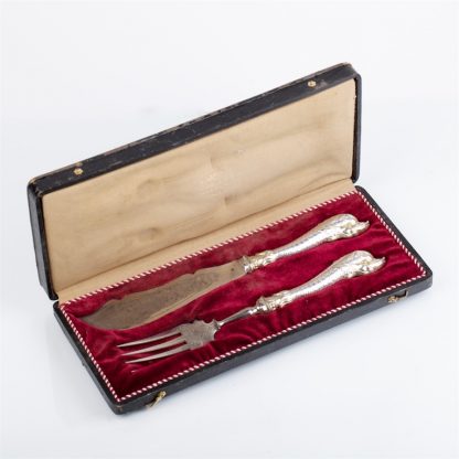 2-piece serving set for fish. Sculptural 800 silver handles, maker’s mark of Koch & Bergfeld. Bremen, Germany, after 1886. In original box. Box dimensions: 31 x 13.5 x 4 cm. Total weight: 248 g.
