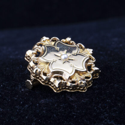 Vintage gold 18 carat brooch with pearl in the middle.